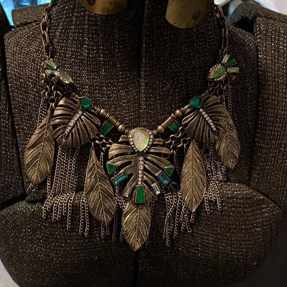COSTUME JEWELRY 18 inches long Green GOLD C